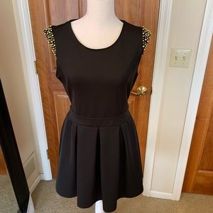 BEAUTIFUL GUESS black dress with gold beads. L♥️